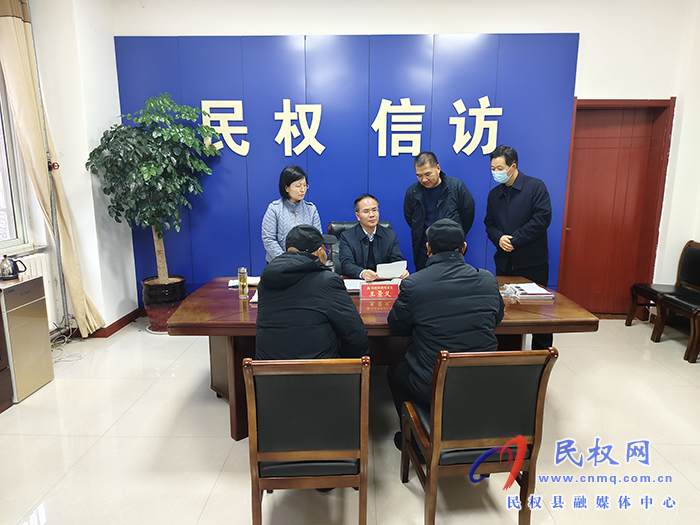 縣委副書記、縣長(zhǎng)王景義到縣群眾來(lái)訪接待中心接待來(lái)訪群眾       