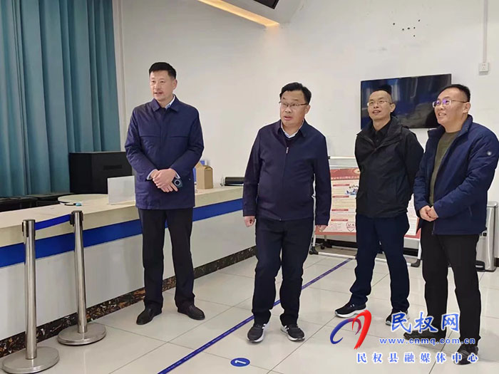 縣委常委、宣傳部長、副縣長畢道喜查看城市書房選址情況
