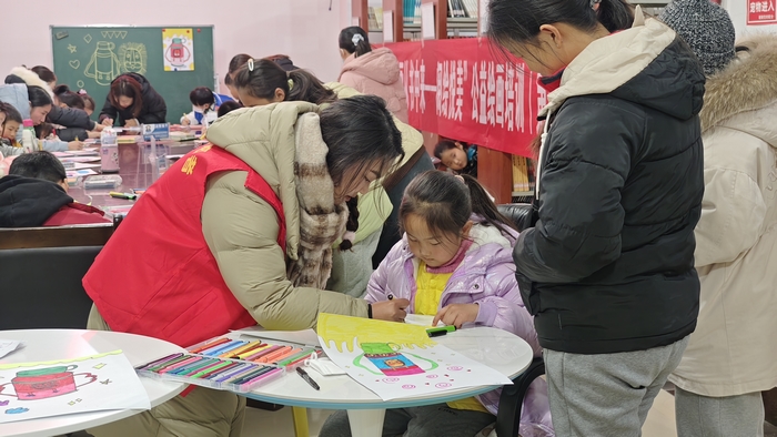 民權(quán)縣圖書館舉辦第五期“畫從書中來(lái)——閱繪悅美”公益繪畫培訓(xùn)