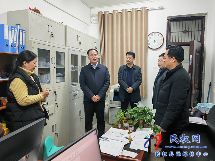 縣委副書記、縣長(zhǎng)王景義慰問(wèn)財(cái)政局年終結(jié)轉(zhuǎn)工作人員