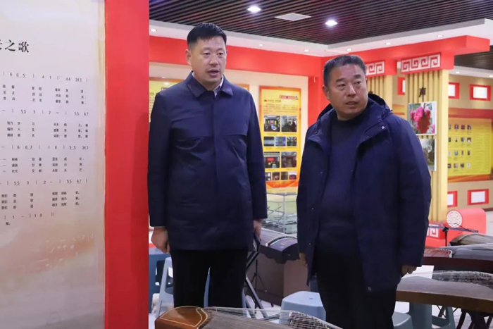 縣委宣傳部副部長李忠強查看城市書房、圖書館和校園書屋建設管理使用情況