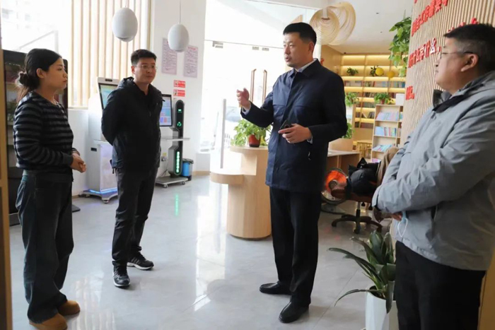 縣委宣傳部副部長李忠強查看城市書房、圖書館和校園書屋建設管理使用情況
