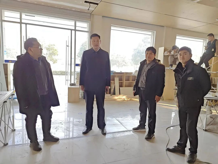 縣委宣傳部副部長(zhǎng)李忠強(qiáng)查看城市書房、便民書屋、職工書屋建設(shè)管理情況