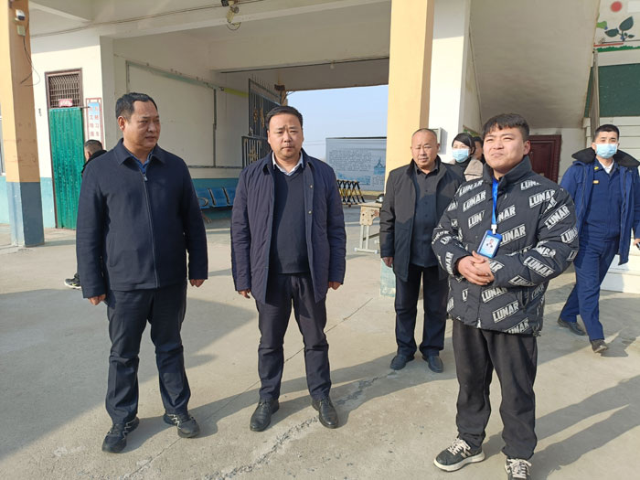 縣委常委、常務(wù)副縣長(zhǎng)李衛(wèi)政調(diào)研校園安全工作