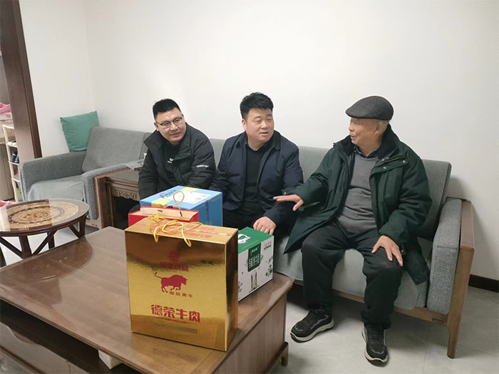 縣畜牧發(fā)展服務(wù)中心走訪慰問退休老干部