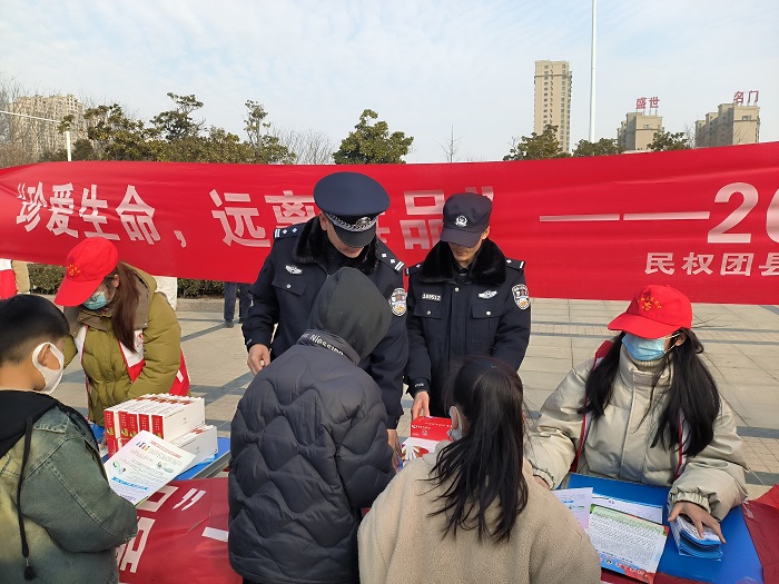 團(tuán)縣委聯(lián)合縣公安局開展禁毒宣傳活動(dòng)