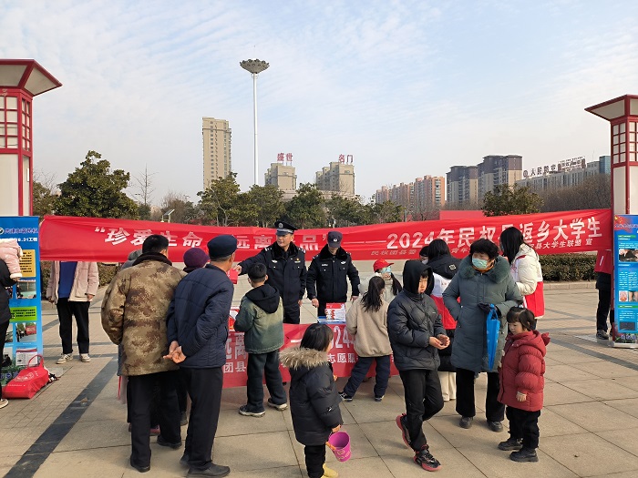 團(tuán)縣委聯(lián)合縣公安局開展禁毒宣傳活動(dòng)