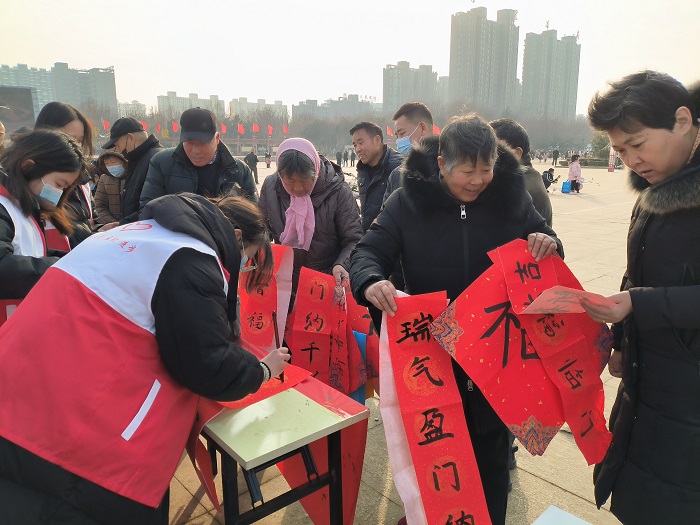 團縣委聯(lián)合縣婦聯(lián) 開展“喜迎龍年，義寫春聯(lián)”志愿服務(wù)活動