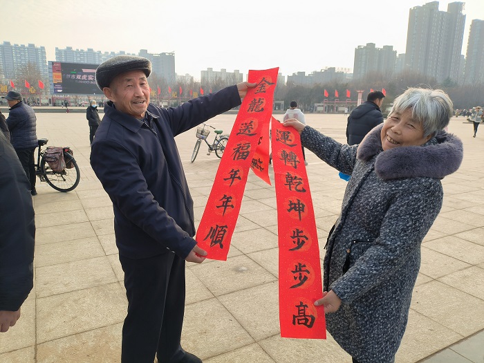 團縣委聯(lián)合縣婦聯(lián) 開展“喜迎龍年，義寫春聯(lián)”志愿服務(wù)活動