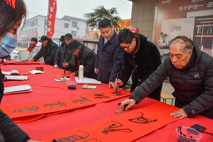 民權縣人和鎮(zhèn)：義寫春聯(lián)送祝福 濃濃墨香迎新春
