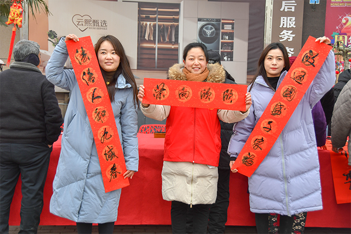 民權縣人和鎮(zhèn)：義寫春聯(lián)送祝福 濃濃墨香迎新春