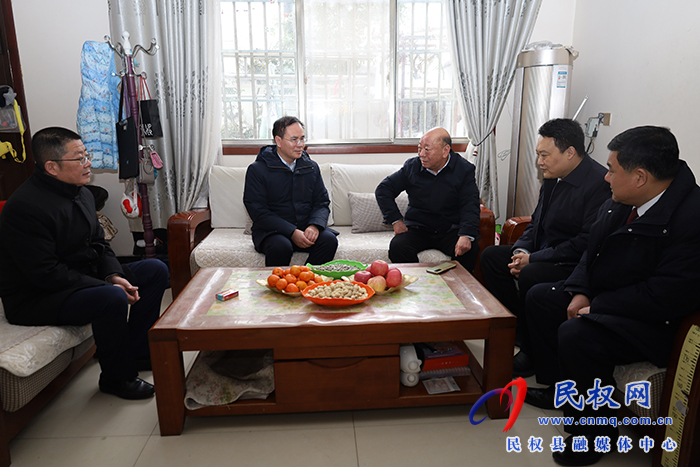 縣四大班子領(lǐng)導(dǎo)春節(jié)前夕走訪慰問實職縣級退休干部