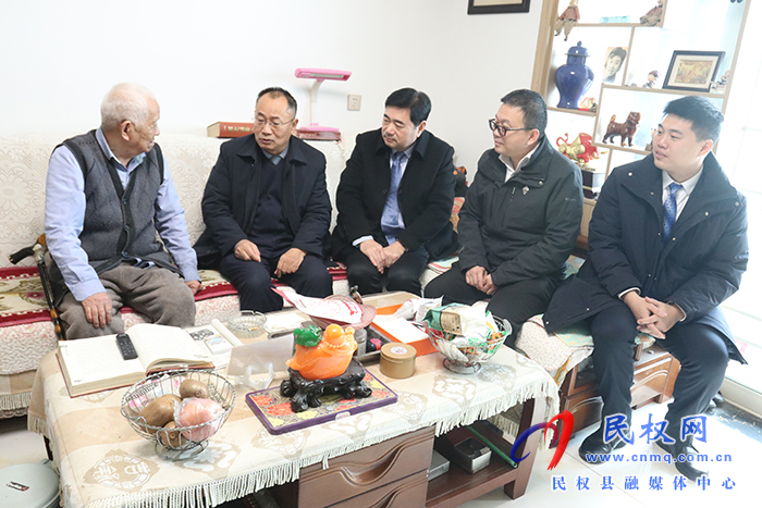 縣四大班子領(lǐng)導(dǎo)春節(jié)前夕走訪慰問實職縣級退休干部