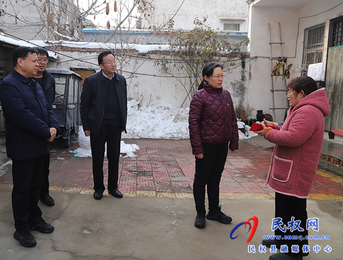 縣領(lǐng)導(dǎo)春節(jié)前夕慰問特困職工、城市居民困難戶、企業(yè)軍轉(zhuǎn)干部和特困下崗職工