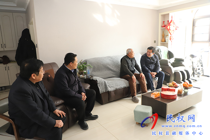 縣領(lǐng)導(dǎo)春節(jié)前夕慰問特困職工、城市居民困難戶、企業(yè)軍轉(zhuǎn)干部和特困下崗職工
