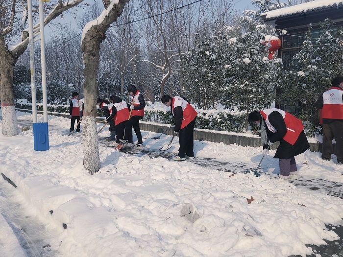 團(tuán)縣委組織返鄉(xiāng)大學(xué)生開展“瑞雪出行，暖冬有我”義務(wù)掃雪活動