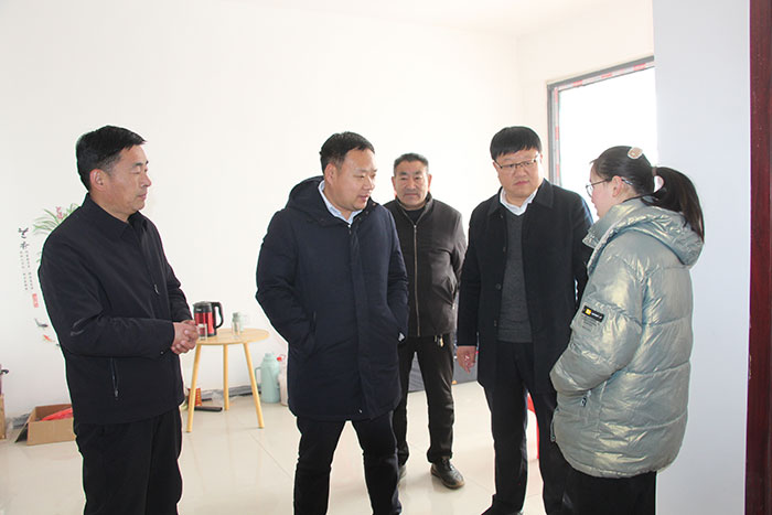 縣委常委、常務(wù)副縣長李衛(wèi)政走訪慰問“春蕾女童”、困難群眾和老黨員