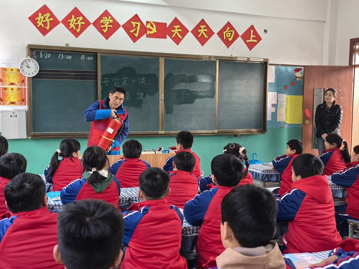 雙塔鎮(zhèn)攜手市應(yīng)急管理局開展開學(xué)第一課校園講安全活動