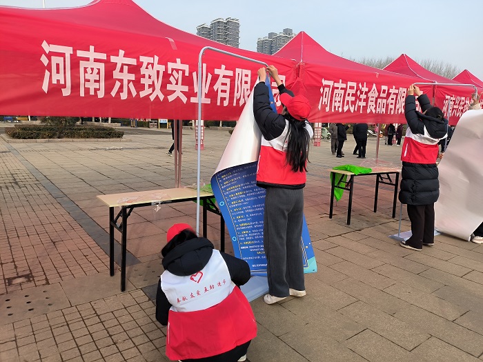 團縣委組織青年志愿者助力民權縣2024年春風行動首場大型招聘會