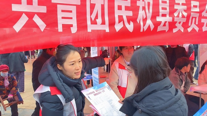 團縣委組織青年志愿者助力民權縣2024年春風行動首場大型招聘會