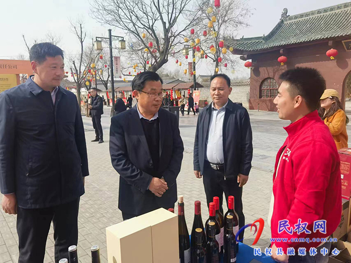 縣委常委、宣傳部長、副縣長畢道喜到商丘第三屆美食文化季民權展區(qū)指導布展工作
