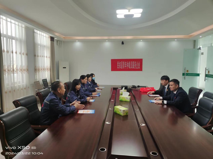 民權(quán)縣人社局開展進(jìn)企業(yè)、進(jìn)基層普法宣傳活動(dòng)