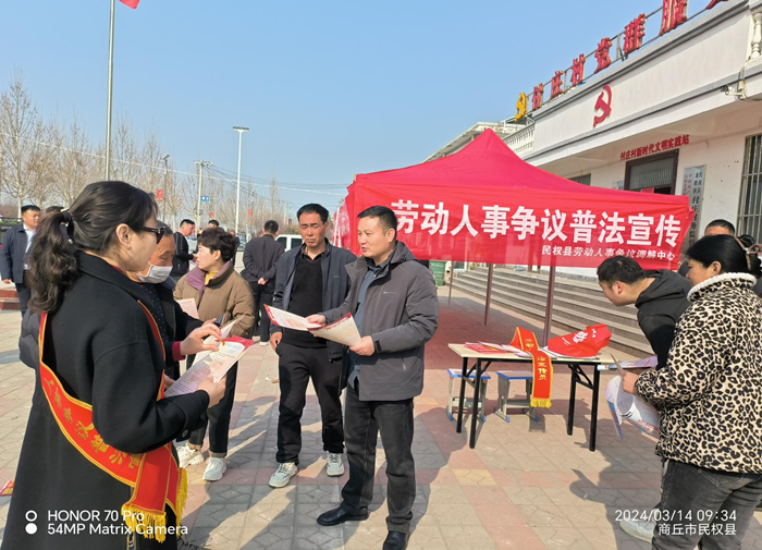 民權(quán)縣人社局開展進(jìn)企業(yè)、進(jìn)基層普法宣傳活動(dòng)
