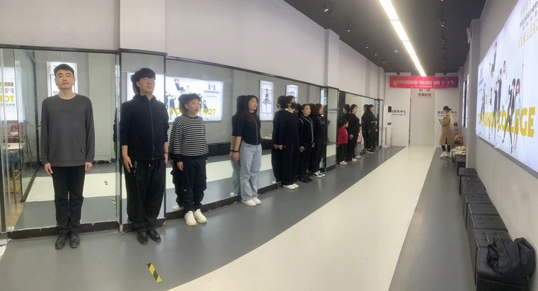 民權(quán)縣圖書館市民夜?！皶銤櫺?形體禮儀”第一期順利開班