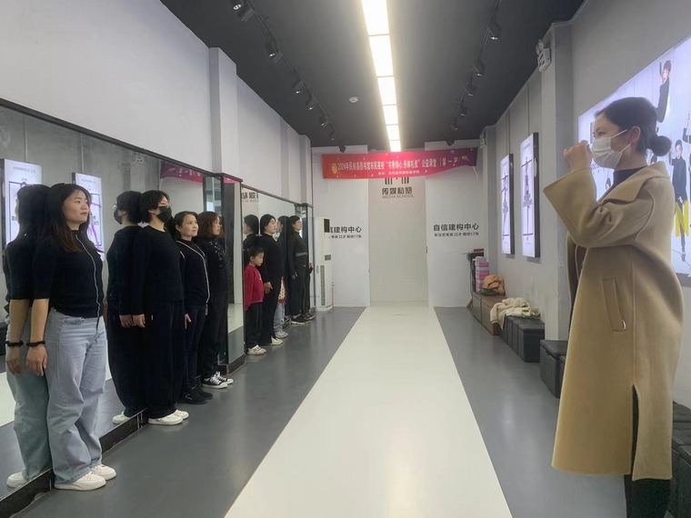 民權(quán)縣圖書館市民夜校“書香潤心 形體禮儀”第一期順利開班