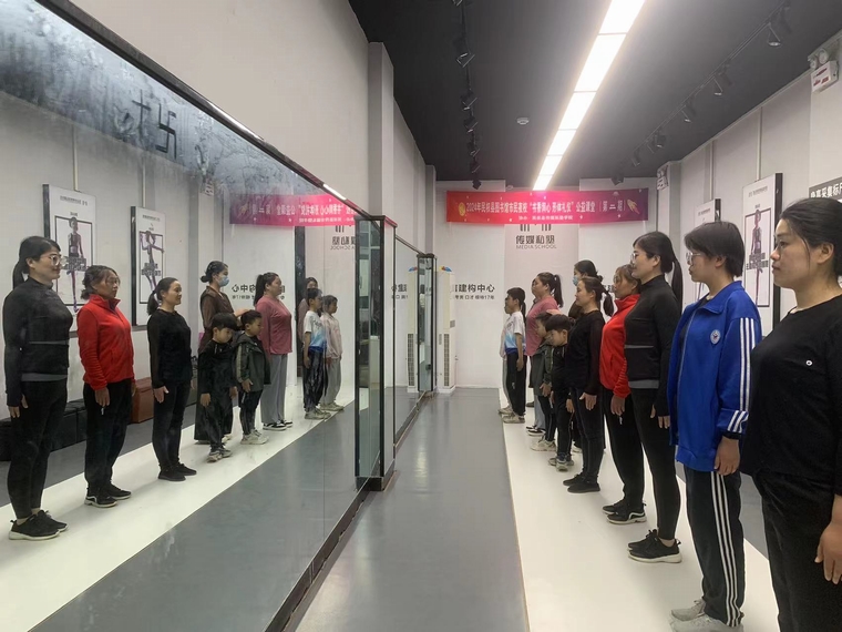 民權(quán)縣圖書館舉辦市民夜?！皶銤櫺?形體禮儀”第二期公益活動