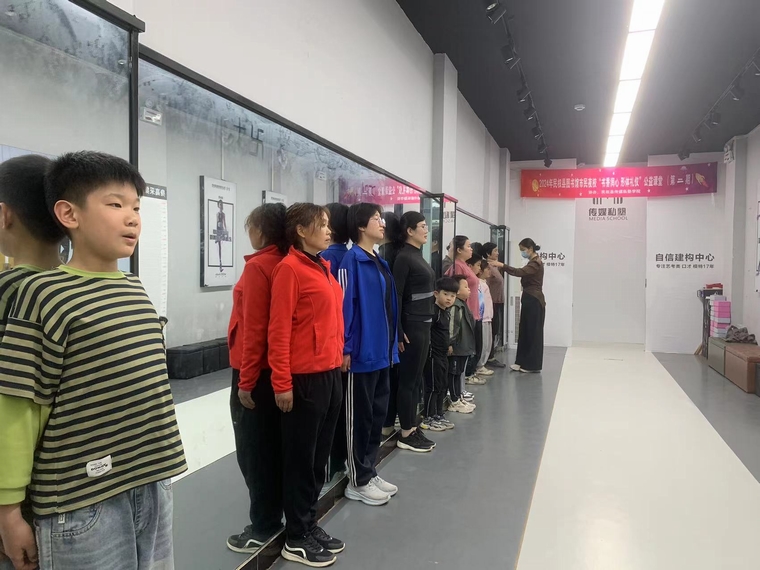 民權(quán)縣圖書館舉辦市民夜?！皶銤櫺?形體禮儀”第二期公益活動