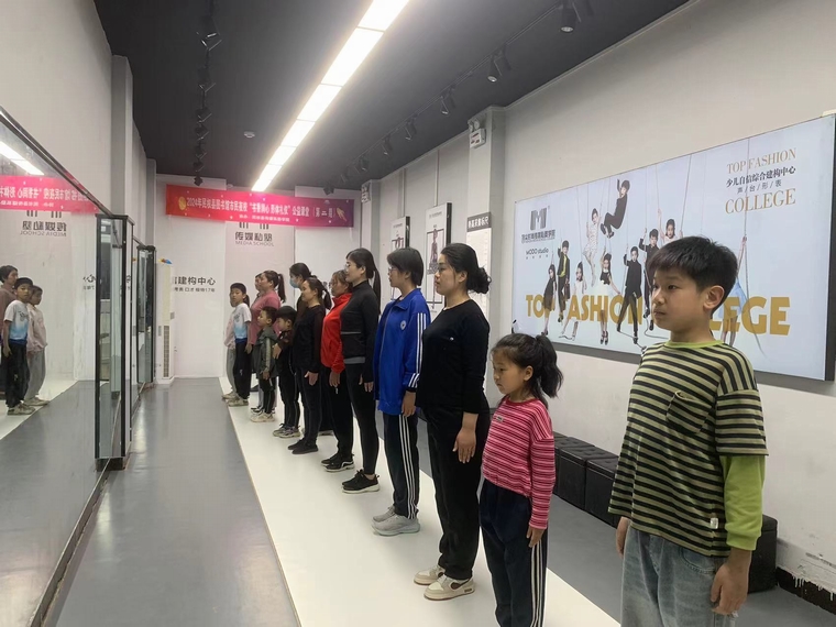 民權(quán)縣圖書館舉辦市民夜?！皶銤櫺?形體禮儀”第二期公益活動
