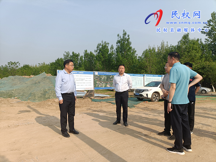 縣領(lǐng)導(dǎo)畢道喜、李衛(wèi)政查看馬拉松賽事沿線道路鋪設(shè)情況及周邊環(huán)境衛(wèi)生整治工作