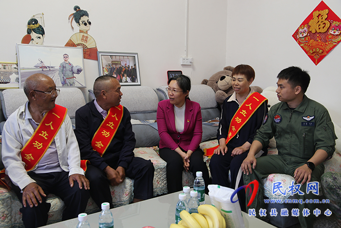 縣委書記王靜嫻為榮立二等功現(xiàn)役軍人送喜報(bào)