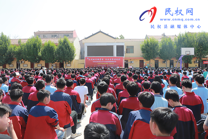 鄭州市書法家協(xié)會、鄭州市青年書法家協(xié)會開展中華優(yōu)秀傳統(tǒng)文化書法進校園暨捐贈活動