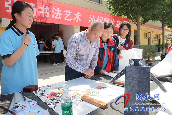 鄭州市書法家協(xié)會、鄭州市青年書法家協(xié)會開展中華優(yōu)秀傳統(tǒng)文化書法進校園暨捐贈活動