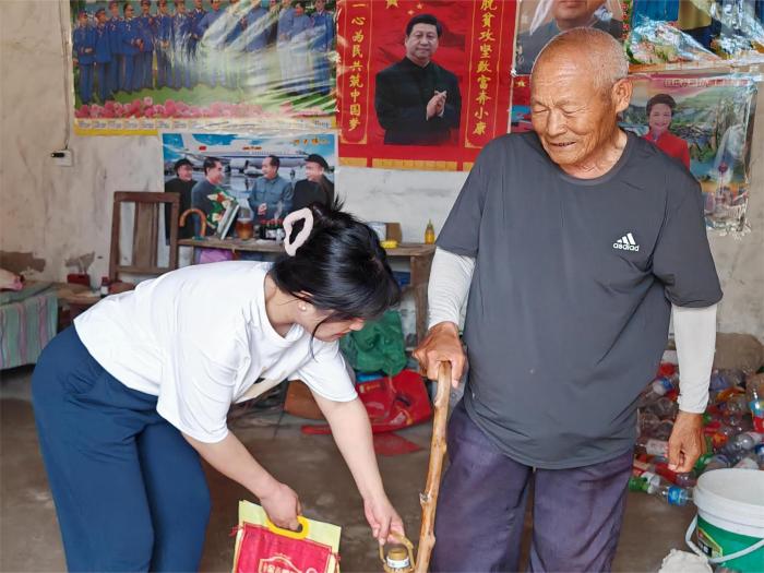 民權(quán)縣供銷(xiāo)社駐村干部端午之際看望慰問(wèn)五保戶