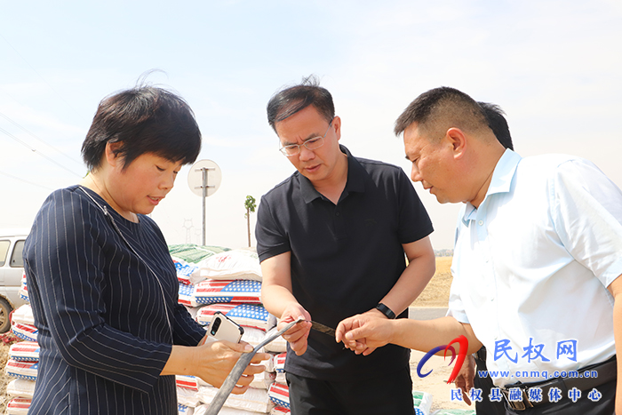 縣委副書記、縣長王景義調(diào)研抗旱搶種保苗、農(nóng)業(yè)產(chǎn)業(yè)結(jié)構(gòu)調(diào)整等工作 縣委副書記、縣長王景義調(diào)研抗旱搶種保苗、農(nóng)業(yè)產(chǎn)業(yè)結(jié)構(gòu)調(diào)整等工作