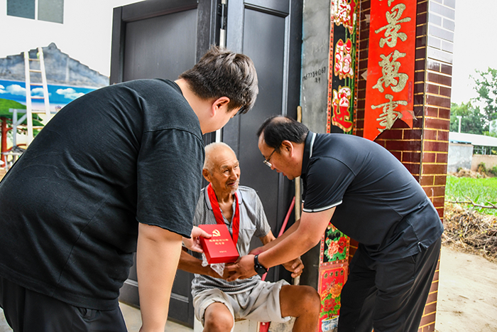人和鎮(zhèn)開(kāi)展“七一”主題黨日活動(dòng)