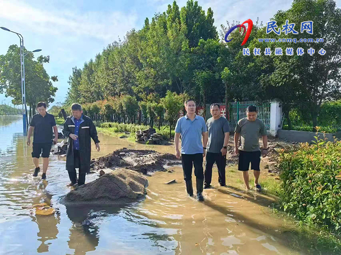 縣委副書記、縣長王景義查看河道水閘分水、受災(zāi)情況和農(nóng)田積水排水開展情況