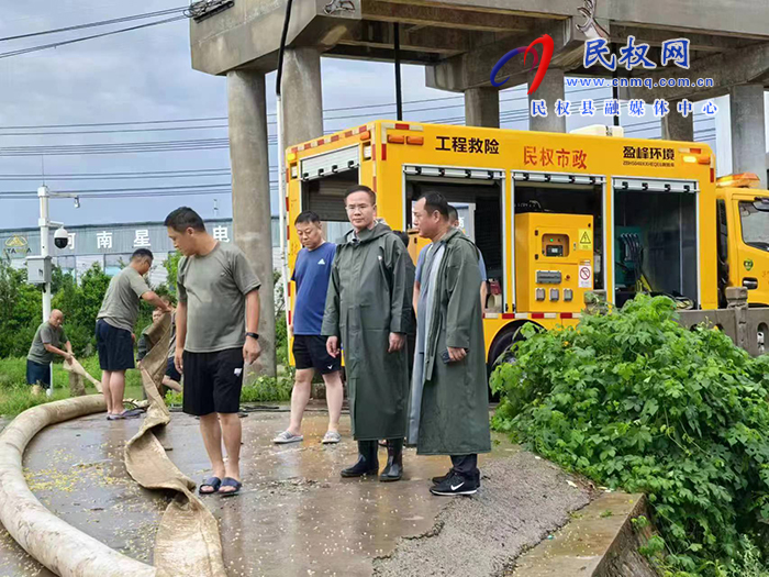 縣委副書記、縣長王景義查看河道水閘分水、受災(zāi)情況和農(nóng)田積水排水開展情況