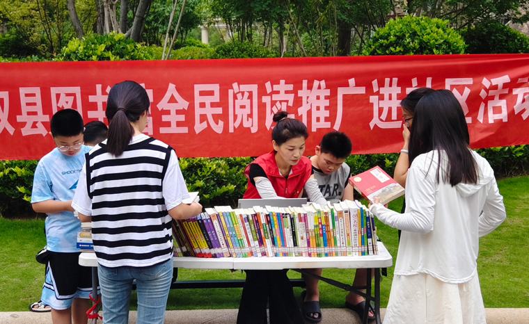 民權(quán)縣圖書館開展全民閱讀推廣進(jìn)社區(qū)活動