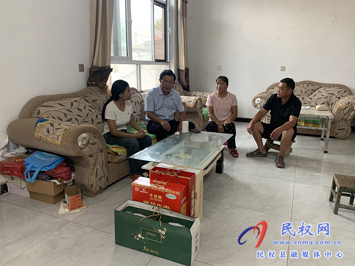    縣委副書記李君看望慰問(wèn)“春蕾女童”