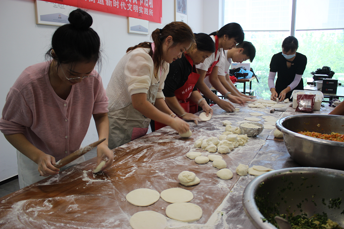 縣婦聯(lián)開展“濃情中秋 歡聚‘食’刻”睦鄰美食節(jié)活動(dòng)