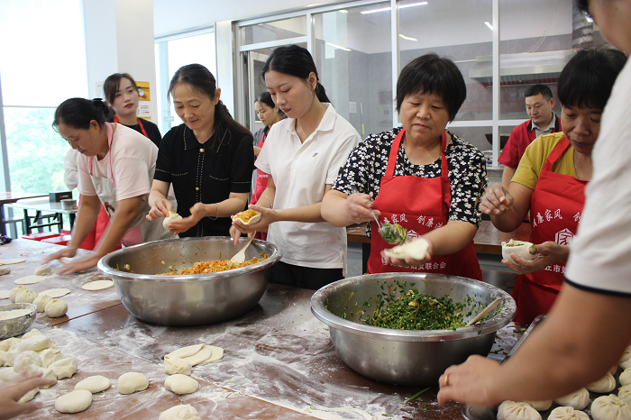 縣婦聯(lián)開展“濃情中秋 歡聚‘食’刻”睦鄰美食節(jié)活動(dòng)