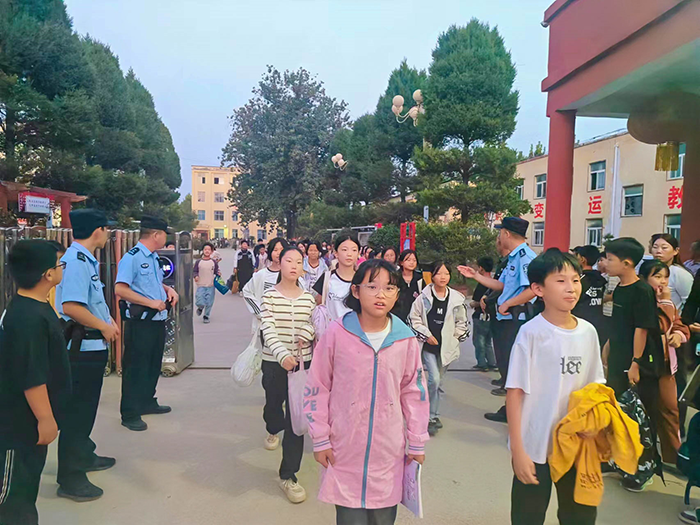 人和鎮(zhèn)派出所 “護(hù)學(xué)崗”，為學(xué)生安全撐起 “保護(hù)傘”