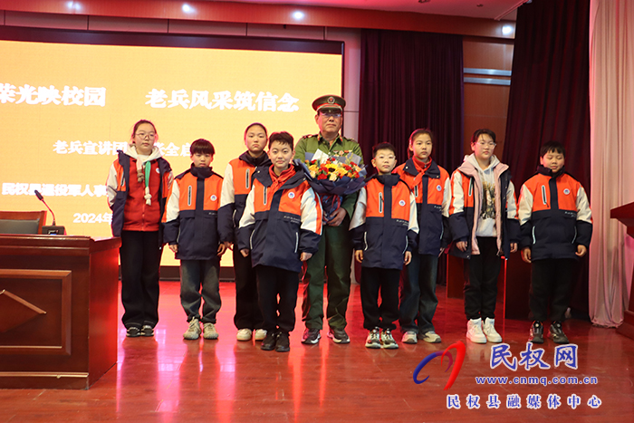 縣退役軍人事務(wù)局到實驗小學(xué)開展“老兵宣講”國防教育活動