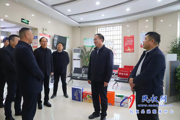 縣委副書記、縣長(zhǎng)王景義走訪慰問金融機(jī)構(gòu)工作人員