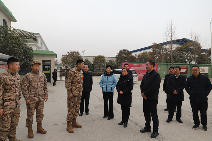 縣領(lǐng)導(dǎo)春節(jié)前夕慰問(wèn)消防隊(duì)員和駐民官兵