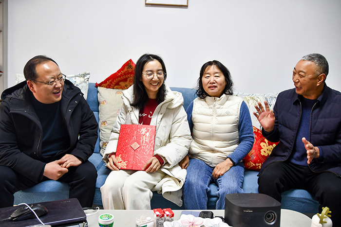 人和鎮(zhèn)黨委書記為內(nèi)西村博士之家掛牌，厚植人才發(fā)展沃土